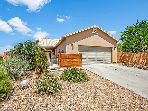 3 bed, 1576 sqft, $3,400 — Photo 3