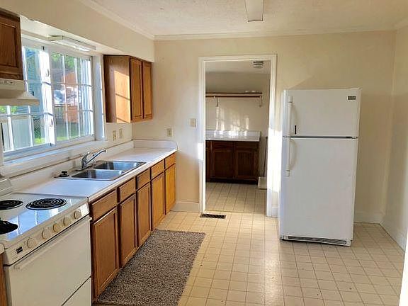 5th image of 303 Roosevelt St