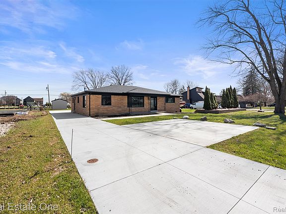4th image of 47900 Jefferson Ave
