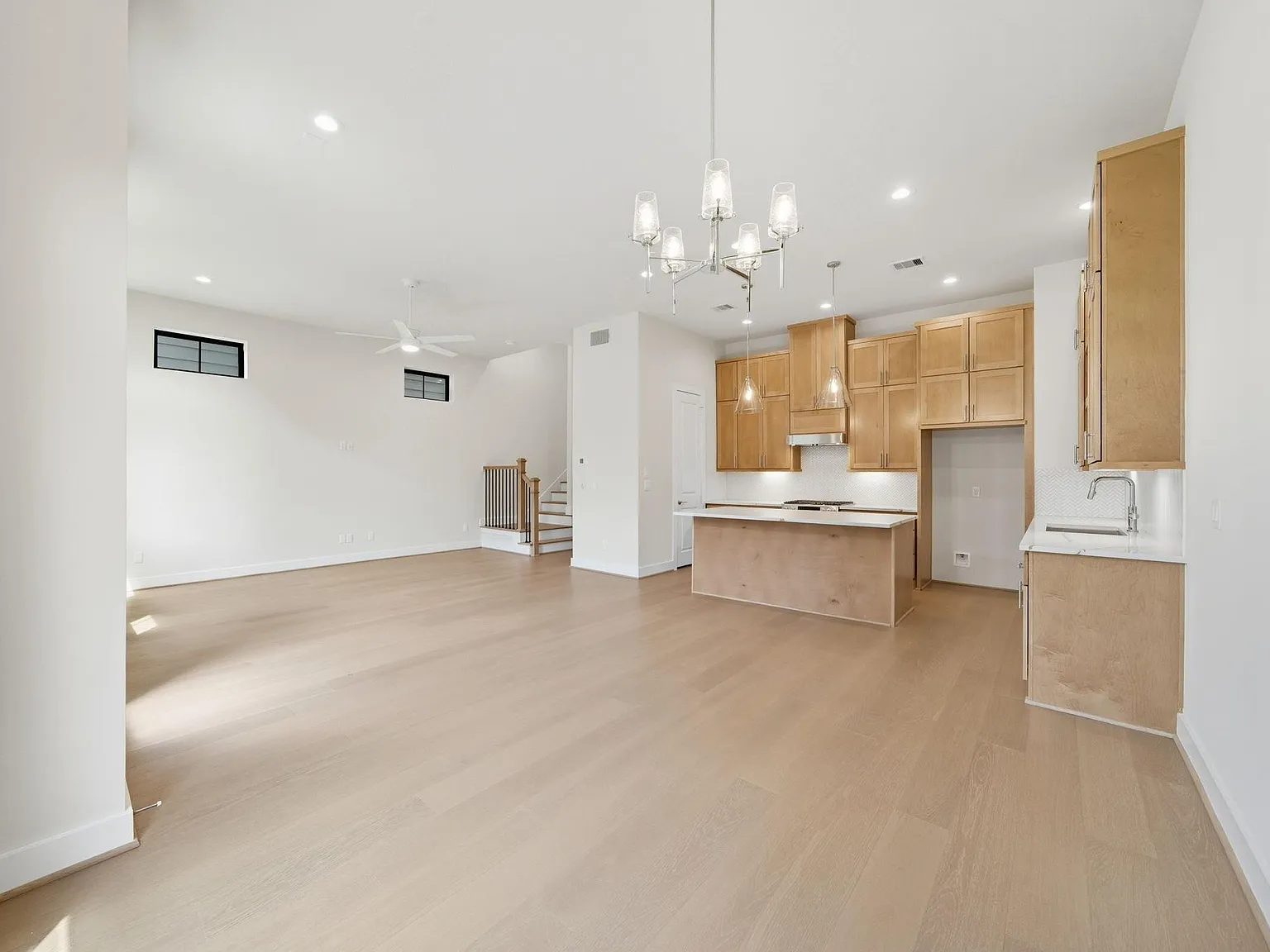 4 bed, 4.5 bath, 3552 sqft, $6,000 — Photo 3