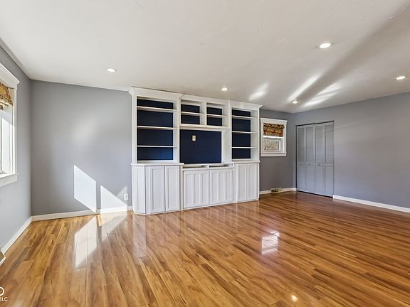 3rd image of 520 Woodland Pl