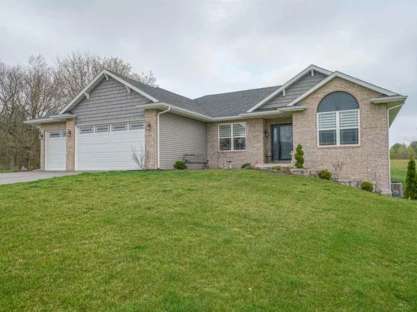 203 Woods Dr, Oregon, IL 61061