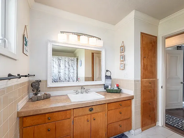 634 N Crestview Dr — Photo 24