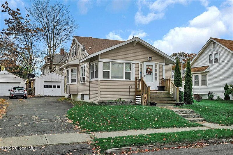 2nd image of 2006 9th Street