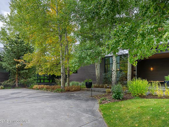 2nd image of 28 Maroon Dr