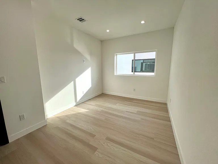 4900 Lennox Blvd #1 — Photo 21