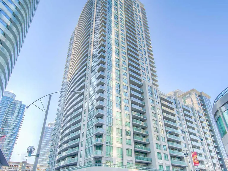 19 Grand Trunk Cres #1510 — Photo 1