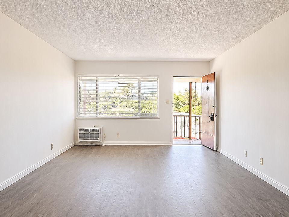 1st image of 2743 Waverly Dr #4
