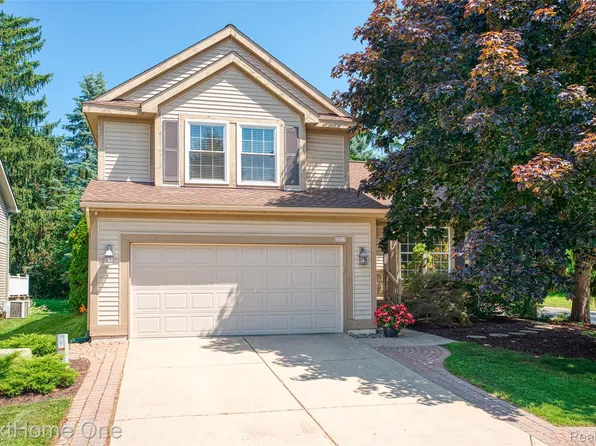 6496 Lake Meadow Dr, Waterford, MI 48327