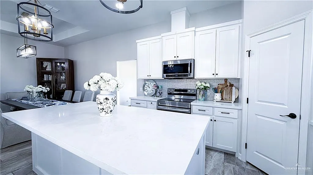 3 bed, 2.0 bath, 2619 sqft, $3,500 — Photo 4