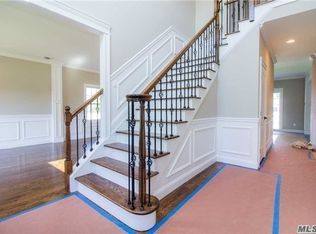 134 Syosset Cir, Syosset, NY 11791