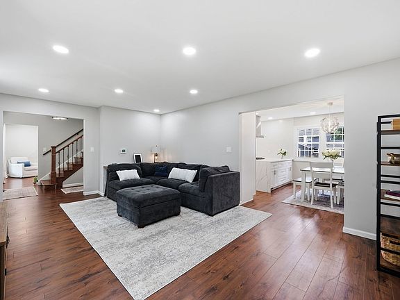 5th image of 916 Stratford Ln