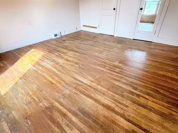 104 Sycamore St, 104 Sycamore St #B, La Porte City, IA 50651