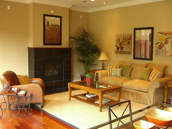 SPACIOUS FAMILY ROOM