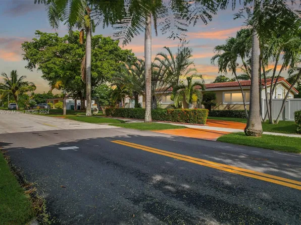 2475 NE 214th St, Miami, FL 33180
