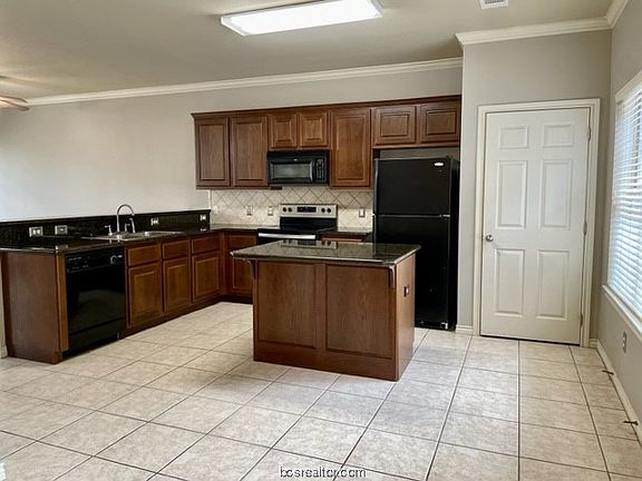 4th image of 301 Forest Dr