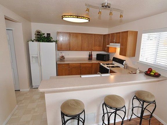 Great Kitchen with Bar