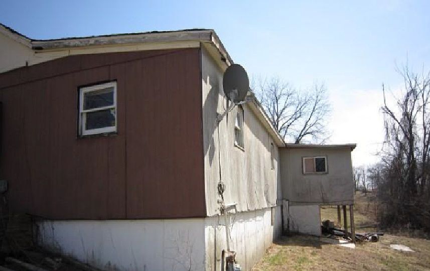 2nd image of 2100 Benton St