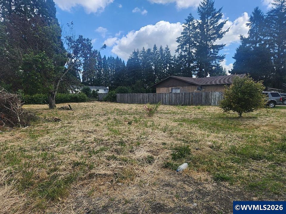 2nd image of 4762 Lancaster Dr NE