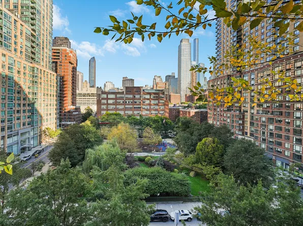 80 Riverside Boulevard image 10 of 16