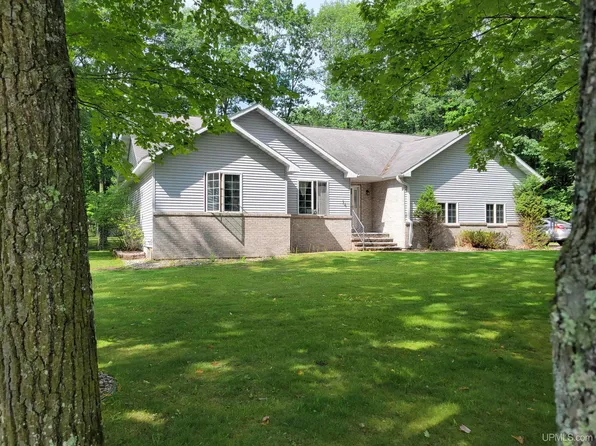 14 Weston Ave, Gladstone, MI 49837