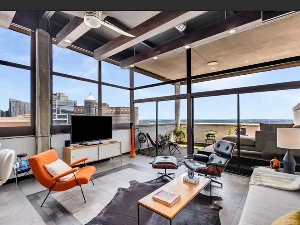 Windows everywhere! Motorized blinds for every window throughout