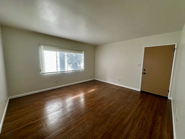 1624 Scott Ave — Photo 5