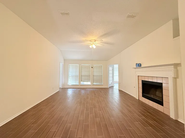4512 Queenswood Dr — Photo 4