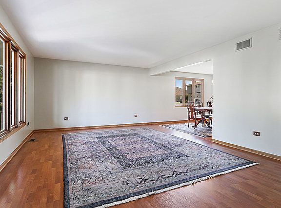 4th image of 16030 Alexandria Dr