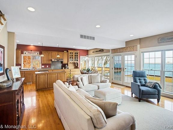 4th image of 5850 Green Dr