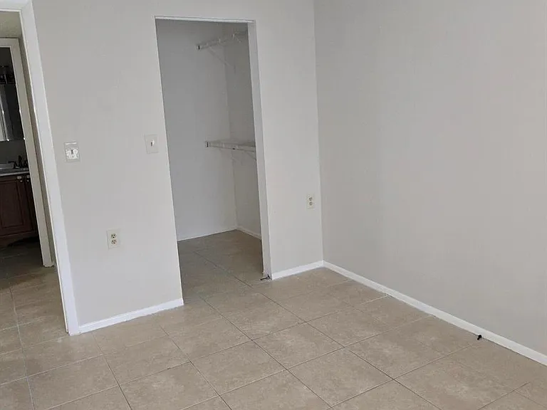 1141 Lake Victoria Dr #H — Photo 13