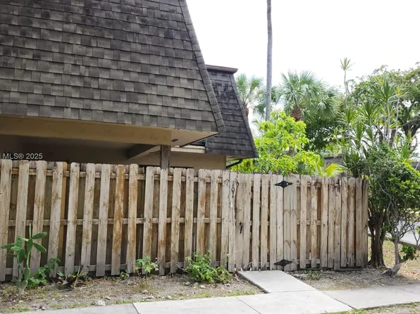 14293 SW 94th Circle Ln APT 101-27, Miami, FL 33186