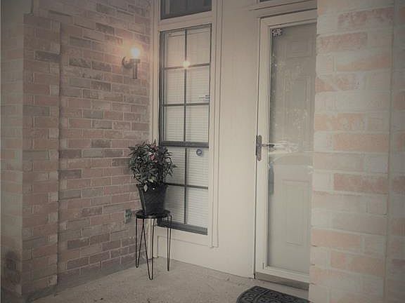 2nd image of 1521 Colborne Dr