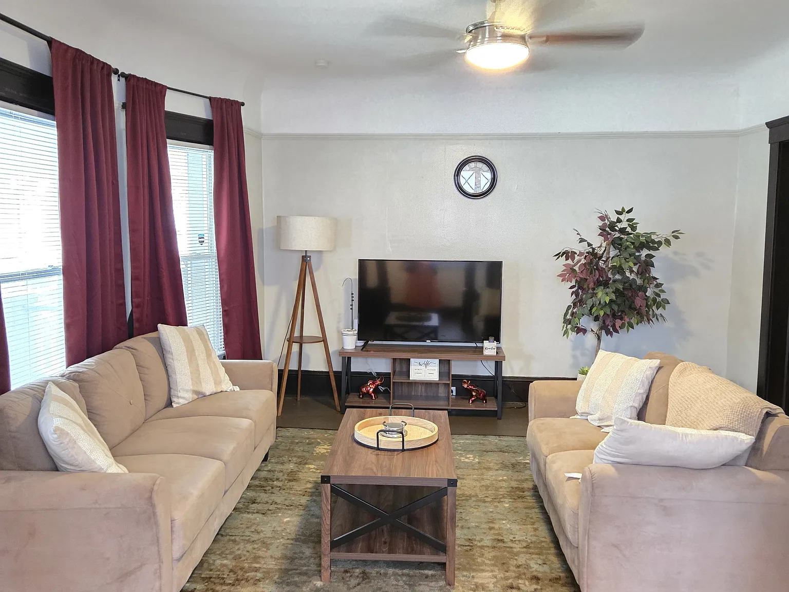 6 bed, 3205 sqft, $5,400 — Photo 2