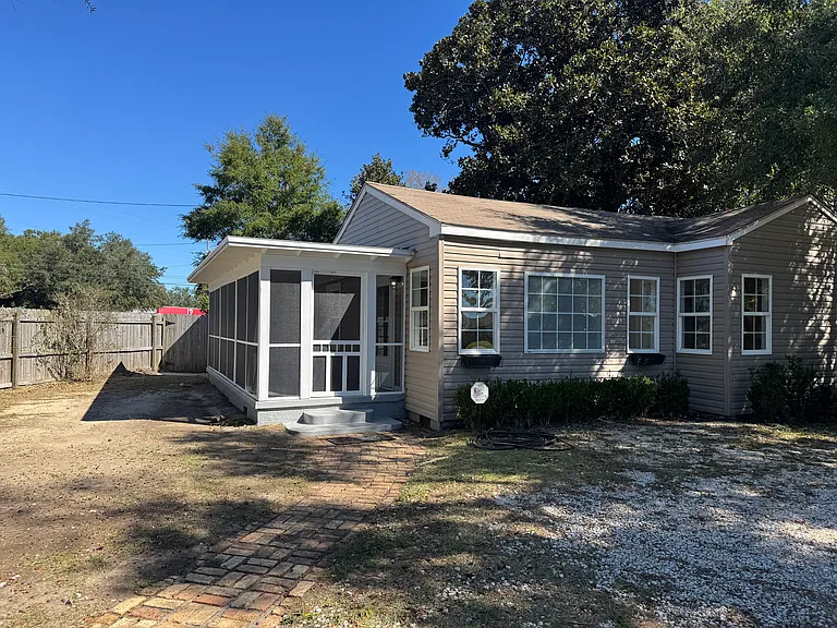 102 Country Club Rd — Photo 2
