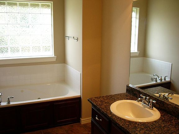 3rd image of 6011 S 39th St