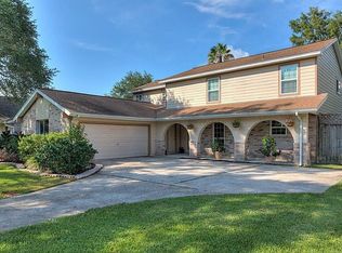 418 Cottonwood Dr, Friendswood, TX 77546