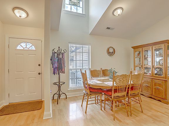 3rd image of 102 Melanie Ln