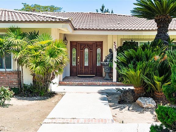 3rd image of 333 W Wistaria Ave