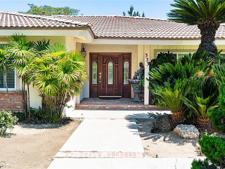 333 W Wistaria Ave — Photo 3