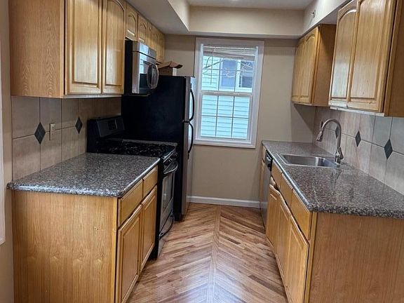 5th image of 512 Chestnut St APT D