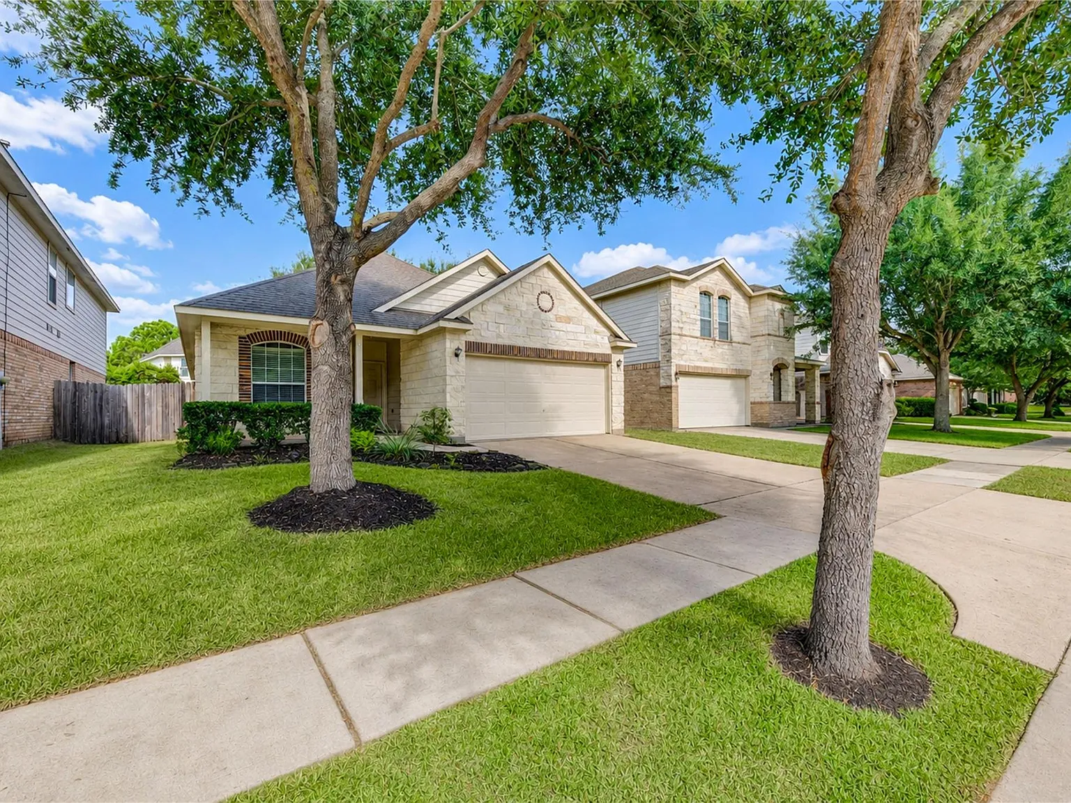 3 bed, 2.0 bath, 1583 sqft, $2,000 — Photo 2