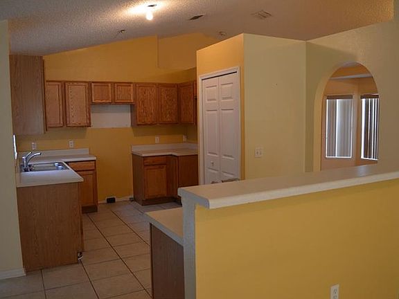 4th image of 1095 New St E