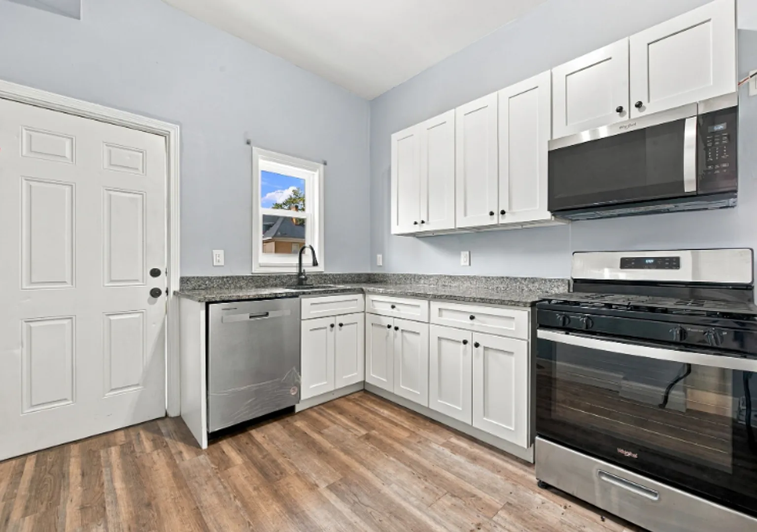 Stunning 3 beds and 2.5 bath home in Sheraden available now! — Photo 1