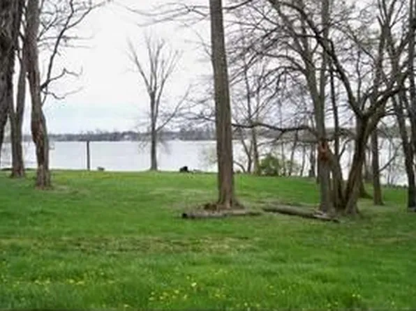 30 Lake Dr, Newark, OH 43076