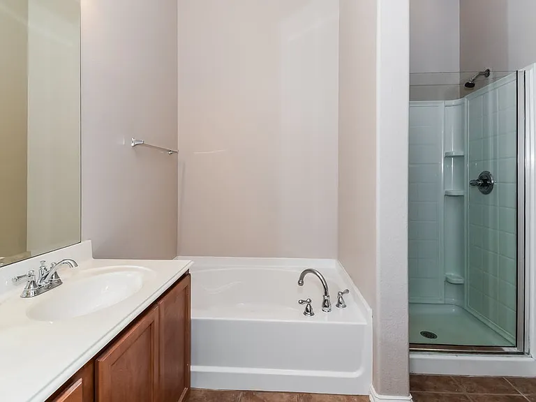 2224 Kingsdale Ct — Photo 10