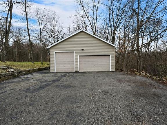 3rd image of 124 Thorn Apple Dr