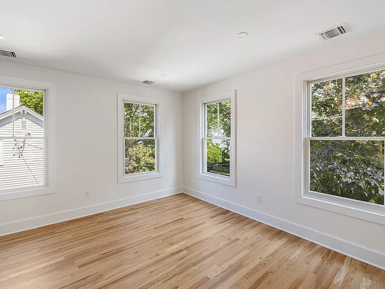 130 Bay Ave — Photo 10