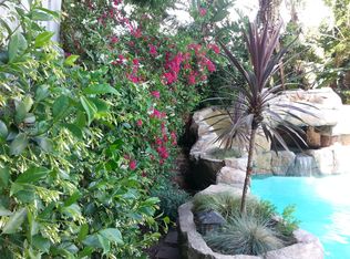 17819 Victory Blvd, Reseda, CA 91335