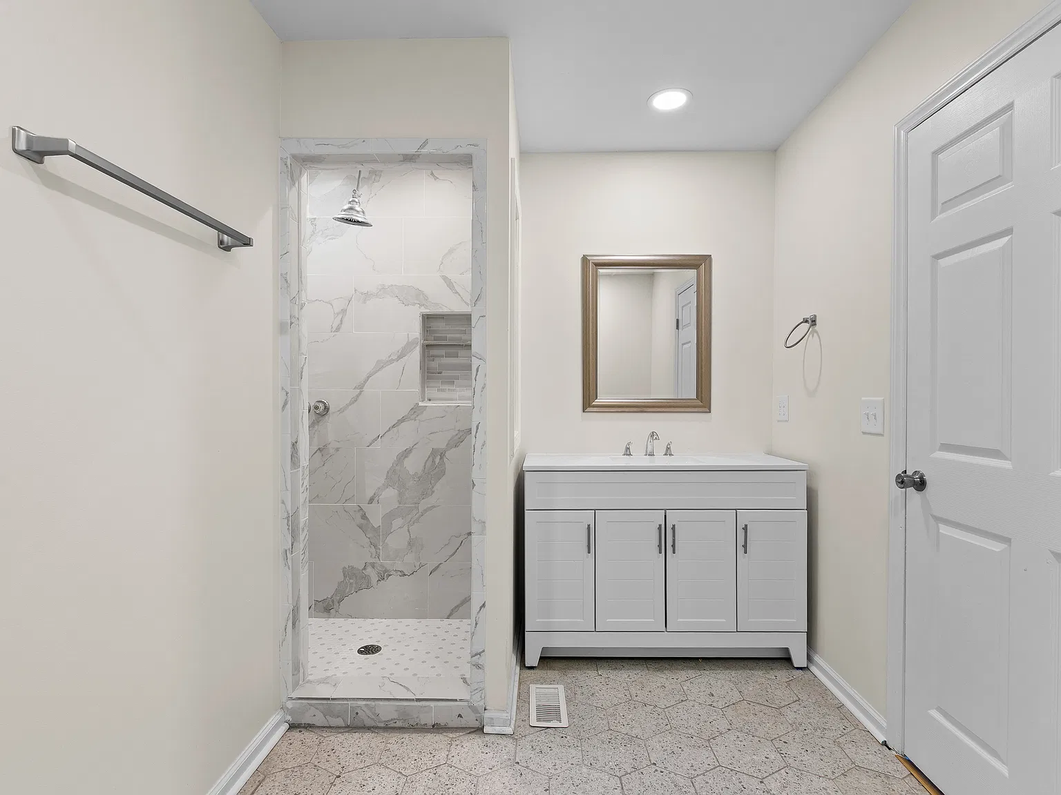 3 bed, 1232 sqft, $2,350 — Photo 4